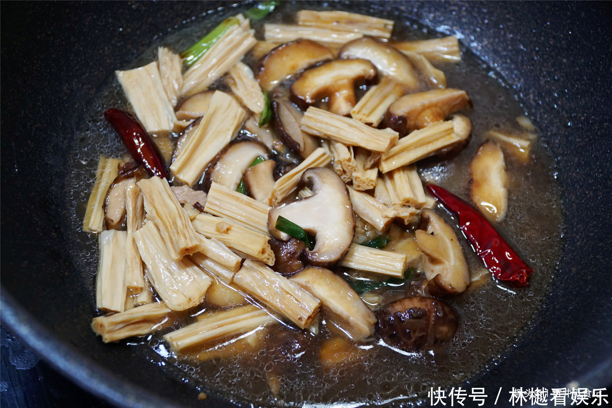 焖烧|腐竹的绝配,比放肉炒好吃,我家一周吃2次,次次光盘不够吃
