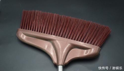 扫把上粘满了头发,试试这个方法,不脏手又方便,邻居见了纷纷学