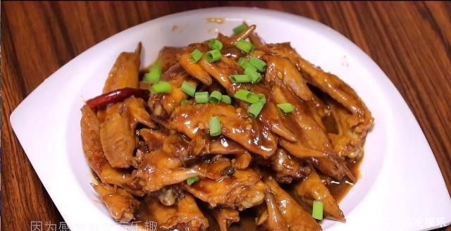 “鸡翅尖”最好吃的做法,颜色红亮,酱汁浓郁,吃着很有乐趣