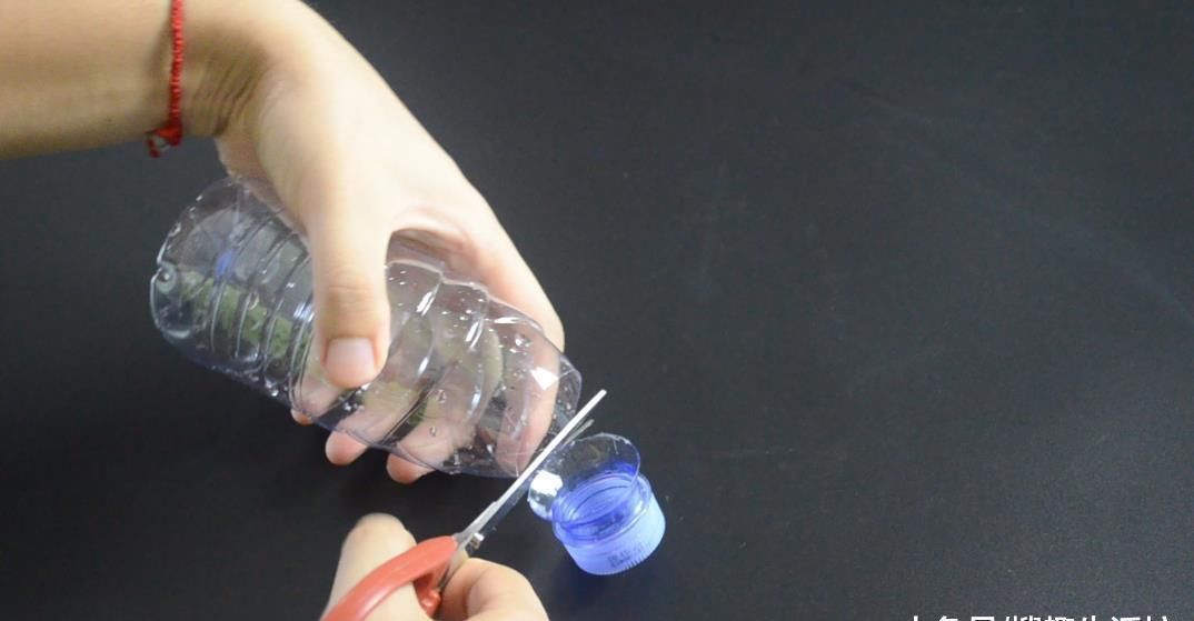 妙用|垃圾桶上粘一个塑料瓶, 一年还能帮家里省不少钱, 可惜知道的人不多