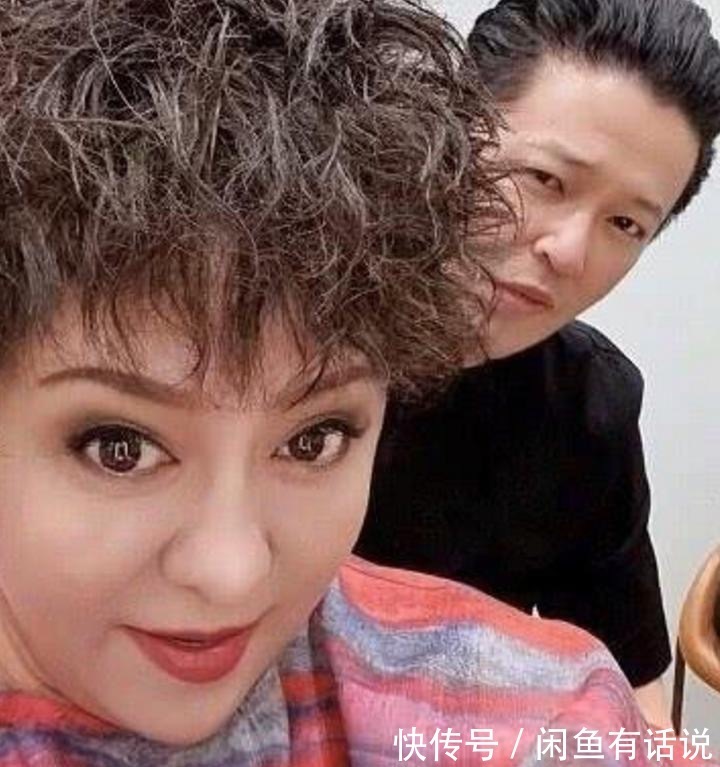 泡面卷|向太越来越时髦,穿那么花的裙子还烫“泡面卷”,不土反而挺洋气