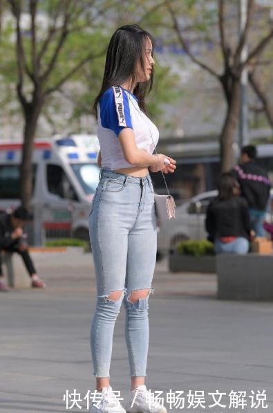 白色短袖搭配破洞牛仔裤,青春活力,笑容迷人