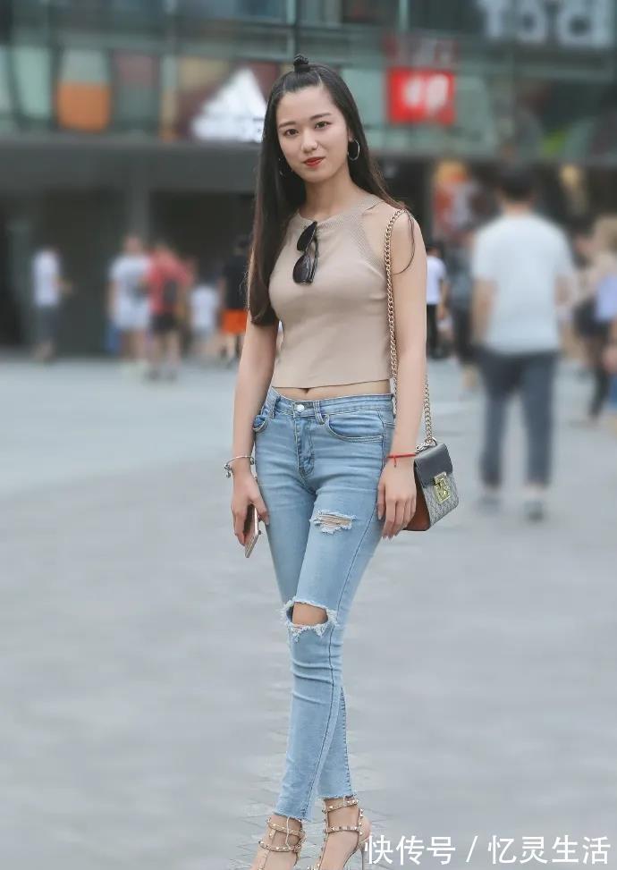 女生们 无袖款T恤,与修身长牛仔裤搭配,时髦有型韵味十足