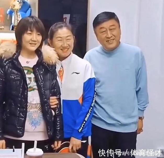 恩师|感恩!陈梦春节带爸妈看望恩师,与妈妈对打很热闹,国乒师妹露面