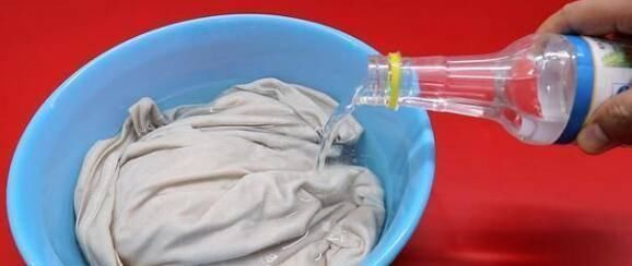 清水|白衣服别只用清水洗，教你正确清洗方法，干净如新，方法简单实用