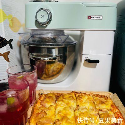 完美复刻比披萨店还好吃的脆皮肠鸡胸肉双拼披萨