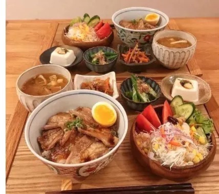 单亲妈妈|日本单亲妈妈晒母女俩晚餐，一人一盘分餐合理，网友：真的好健康