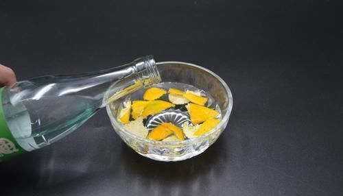 橘子皮放到白醋里泡一泡,真是厉害,一年能省几百元,都学学吧