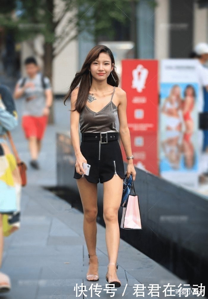 人间|穿吊带裙的气质美女,犹如“仙女”路过“烟火人间”