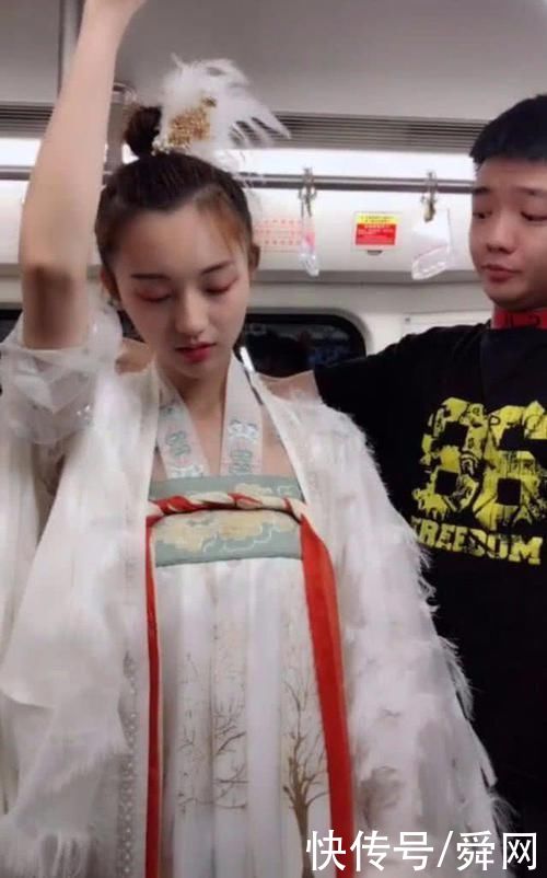 衣裳|“汉服小姐姐”在地铁走红，看到有人偷拍她做出了这一个动作