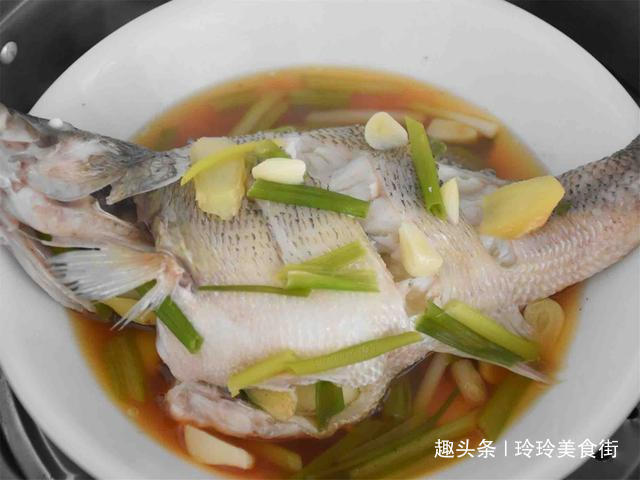 做清蒸鱼时,切记不要用料酒腌制,教你正确做法,鱼肉鲜嫩无腥味