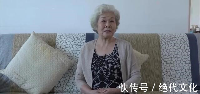 老年人&84岁女歌唱家住进养老院，说不想给儿女添麻烦，网友却议论纷纷