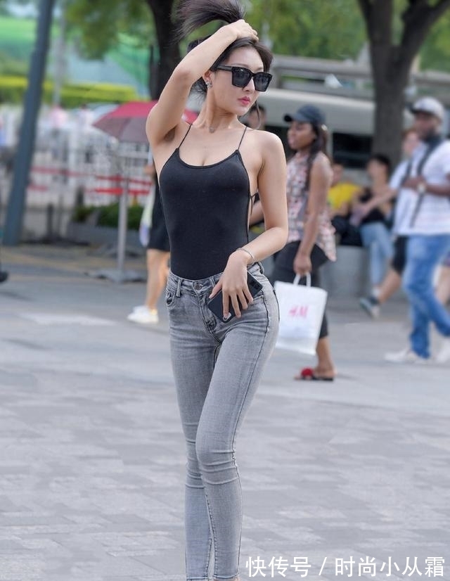 小姐姐|抓住腿细的优势,修身牛仔裤搭配要注意细节,这样才能显瘦