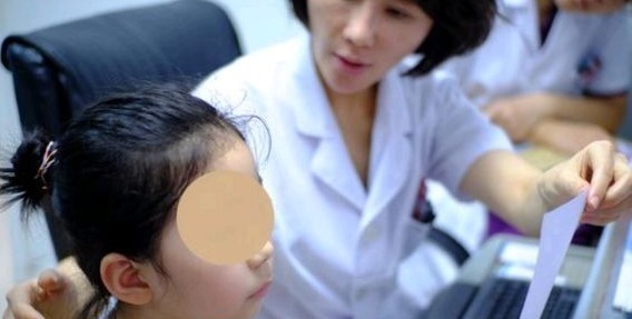 眼球|医生让小女孩对着白纸吹气，没想到才吹几下就眼球发白失去意识