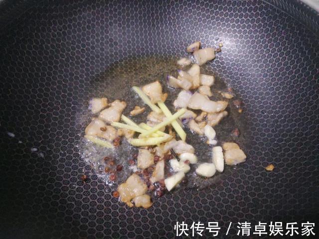 肥肠好吃不好洗教你1招洗2次，保证无异味还干净