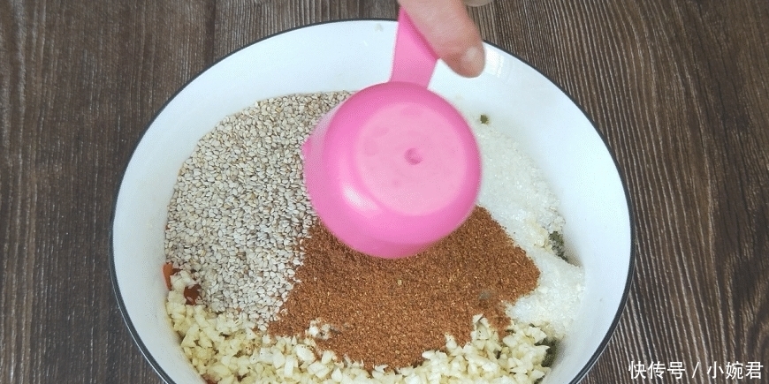 “万能的蒜蓉辣酱”,教你最正宗的做法,拌啥都好吃,实在太香了