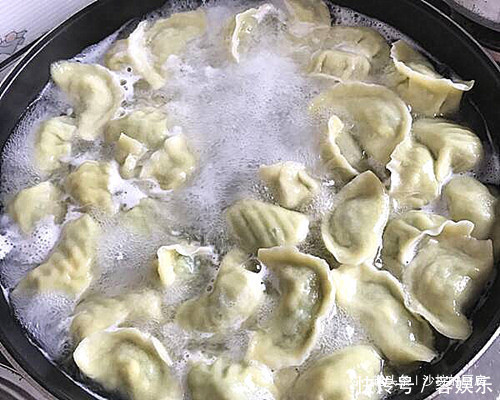 好吃|煮饺子,水里放2样东西,让你煮出来的饺子好吃十倍