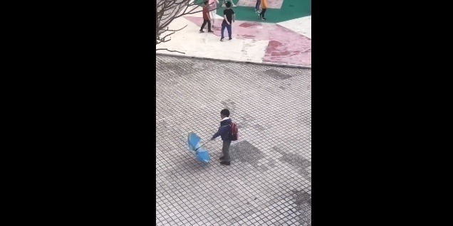 雨伞|终于得知熊孩子拿伞必散架的原因了,见到这一幕,妈妈气得牙痒痒