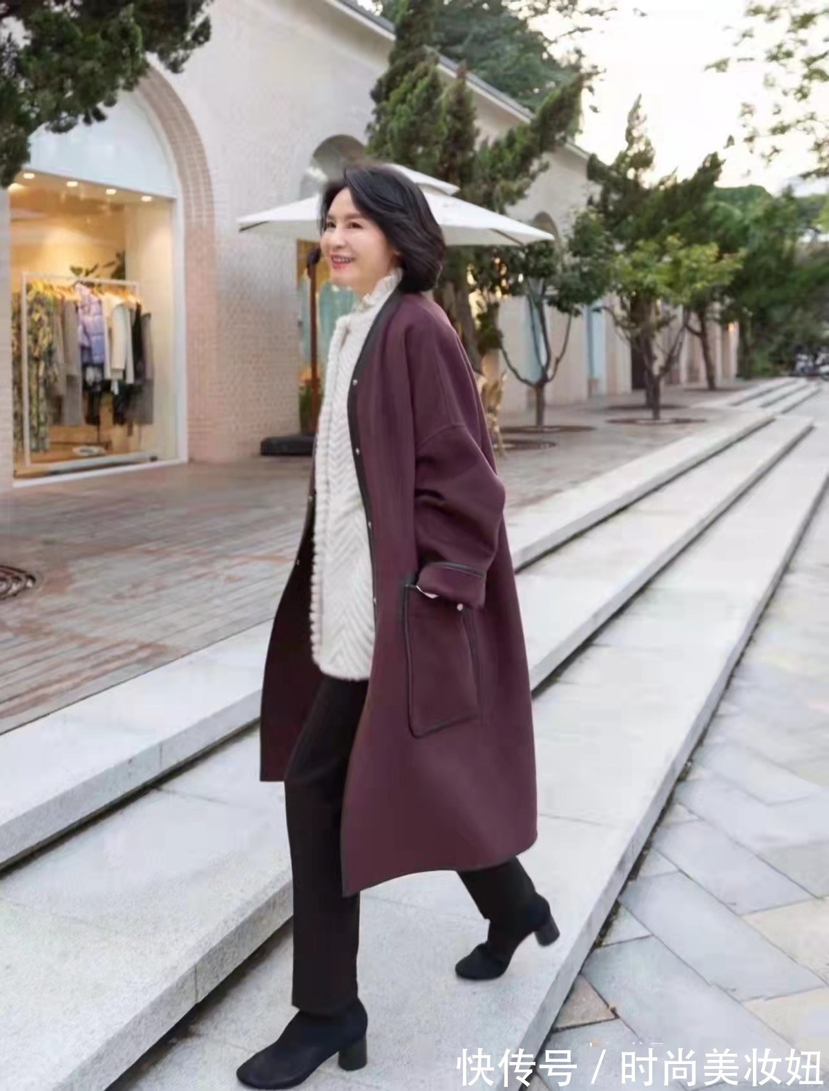 毛衣|上年纪的女人,“大衣+短靴”更显气质,高级洋气不说还保暖