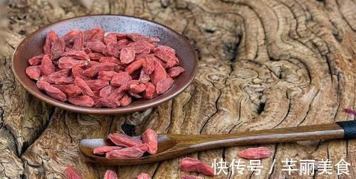 养生保健|山楂和它“天生一对”,坚持泡水喝,净化血液,给身体“大扫除”