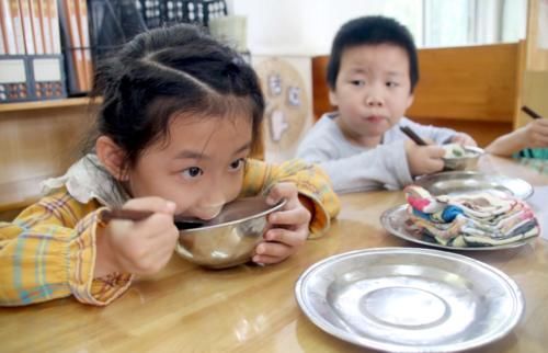 玩具|为什么幼儿园不让孩子自己带零食？家长了解原因后，就能理解了