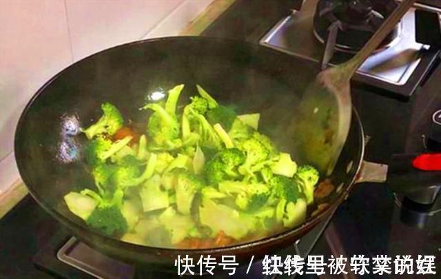 炒西兰花，有人焯水，有人泡水，都不对，应该这样做