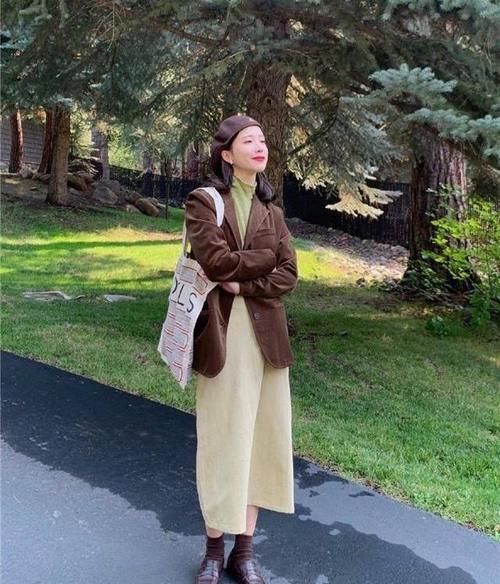 “灯芯绒”重回时尚圈，舒适保暖又显瘦，时髦精们都穿上了