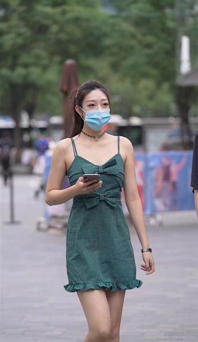 绿色|谁说绿色不流行,大表姐这样一款吊带裙,出门回头率超高