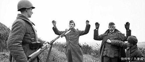 德军|二战时被德军俘虏的盟军士兵，抱着头投降，表情中充满惊恐！