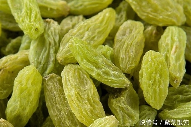 50岁后睡前常吃“葡萄干”，3大好处“找上你”，养生更长寿