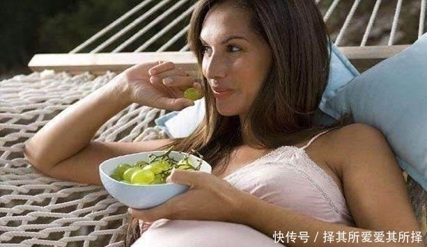 大眼睛|为了生出大眼睛宝宝，孕妈孕期葡萄吃不停，娃出生之后却让人迷惑