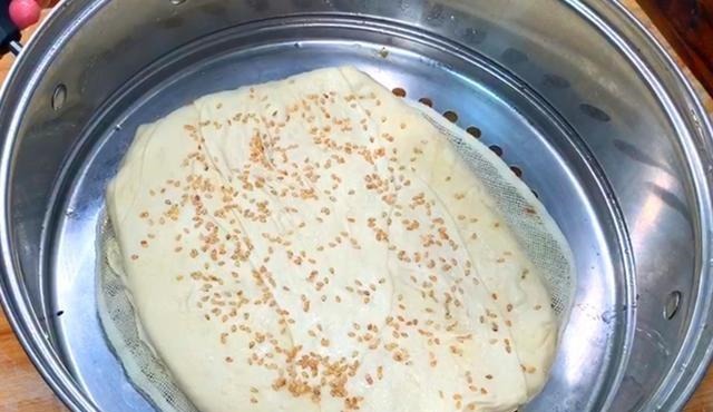烙饼时，有人烫面，有人抹油，其实都不对，教你正确做法，太香了