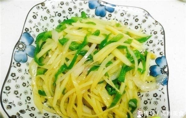 青椒土豆丝|“多加1味”配料，让简单的青椒土豆丝好吃翻倍！不试不知道呢