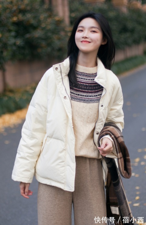 紫色 羽绒服流行“穿短不穿长”,搭配半身裙真优雅、搭配牛仔裤真时髦