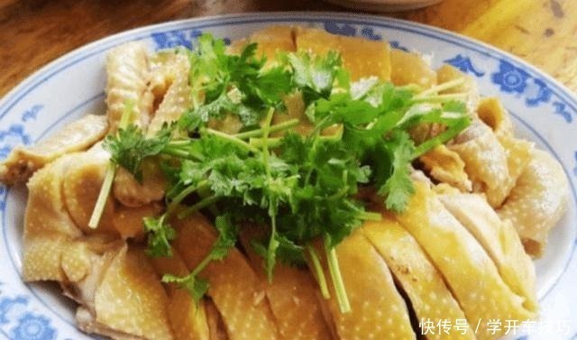 白切鸡怎么烹饪才不老，焯水是关键，但这一步也十分重要