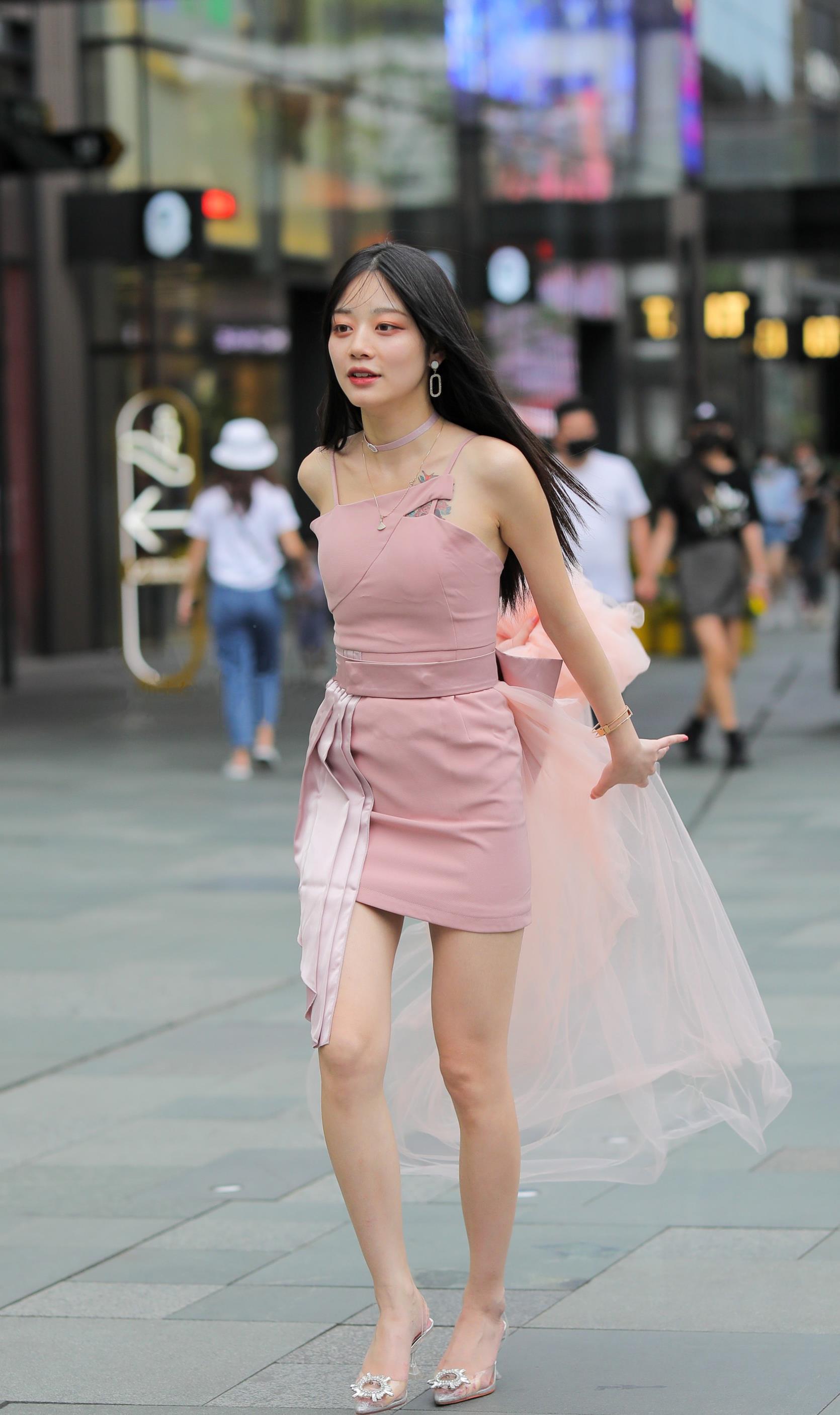 粉色是年轻女孩的最爱, 美女用粉色薄纱来装点连衣裙, 甜美又减龄