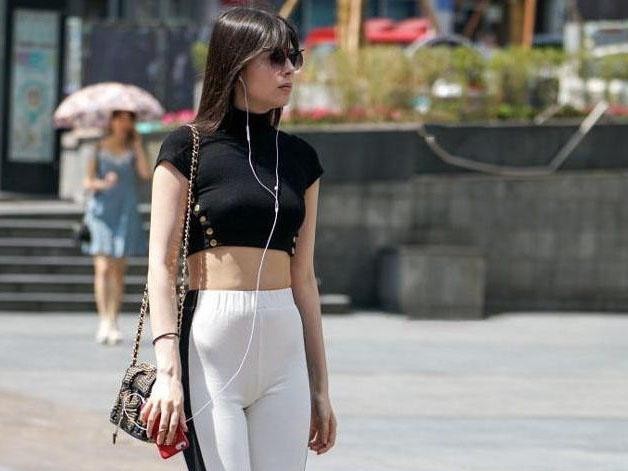 曲线|街拍穿搭独特的紧身打底裤美女,秀出精致的身材曲线