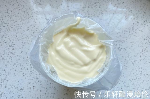 想吃杯子蛋糕不用买,在家轻松做出水光肌小蛋糕,不皱不裂又饱满