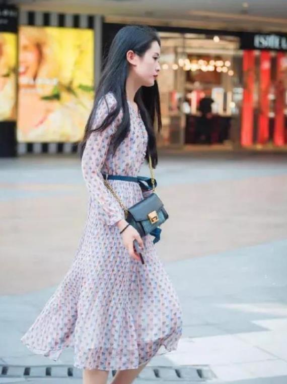 街拍气质清秀的时尚小姐姐，搭配舒适的休闲衫，时尚大方