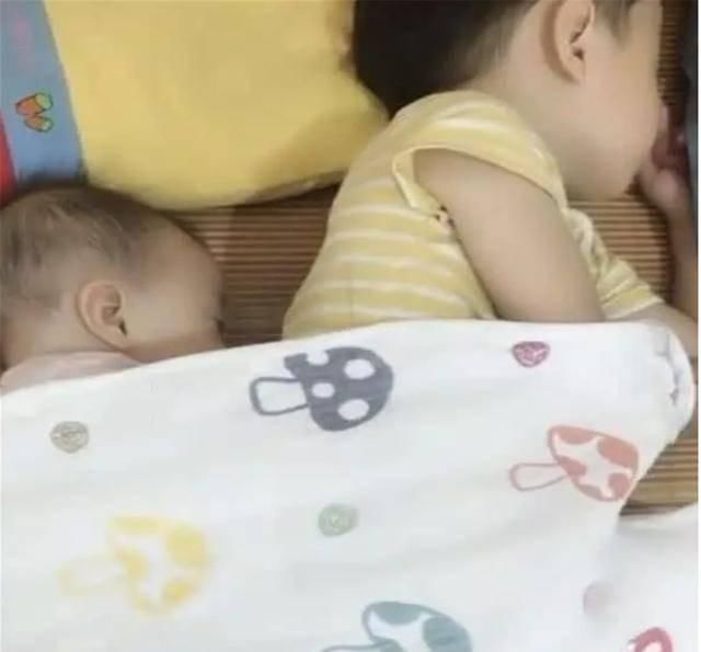 心理准备|俩萌娃睡觉,妈妈掀开被子瞬间被感动,网友国家欠我一个妹妹