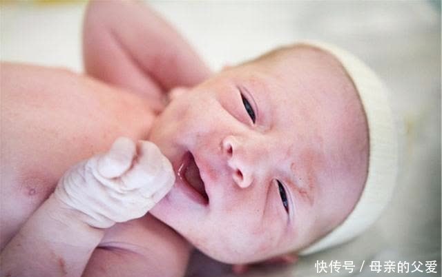 宝宝出生后穿连体衣还是穿分体衣?这件小事有大讲究,要弄清楚