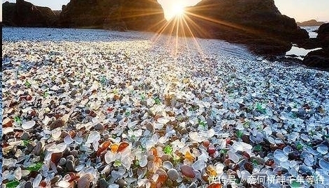 俄罗斯最漂亮的海滩，岸边散落着各色“宝石”游客可随意拾取！