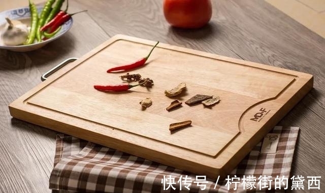 厨房油渍太多难清洁，简单一招，油污轻松擦干净，省时省力