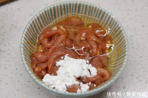 炒蒜苔,直接下锅炒就错了,多加一步,蒜苔翠绿不发黄,好吃入味