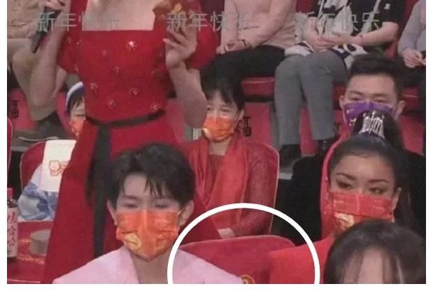 |春晚明星搞笑瞬间:陈宝国隔口罩抠鼻子,张韶涵李荣浩大眼瞪小眼