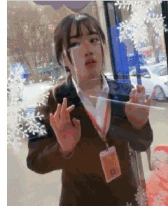 |搞笑GIF:美女你很可爱,但是我妈不让我跟傻子玩!分手吧!