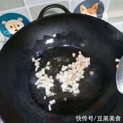 跟妈妈学快手做酸菜一口下肚，唇齿留香