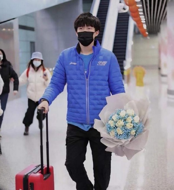 私服|国乒隔离结束回北京:樊振东私服时尚,王楚钦被围堵,陈梦最低调