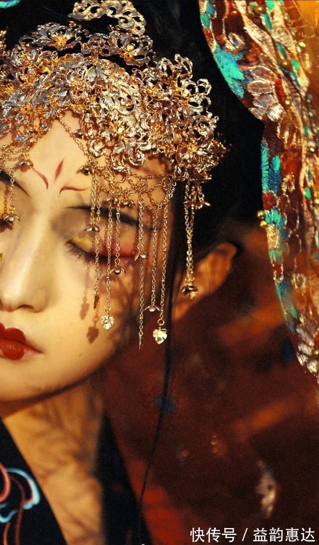 红茸！李煜很“风流”的一首词，刻画歌女的大胆泼辣，最后9字令人心动