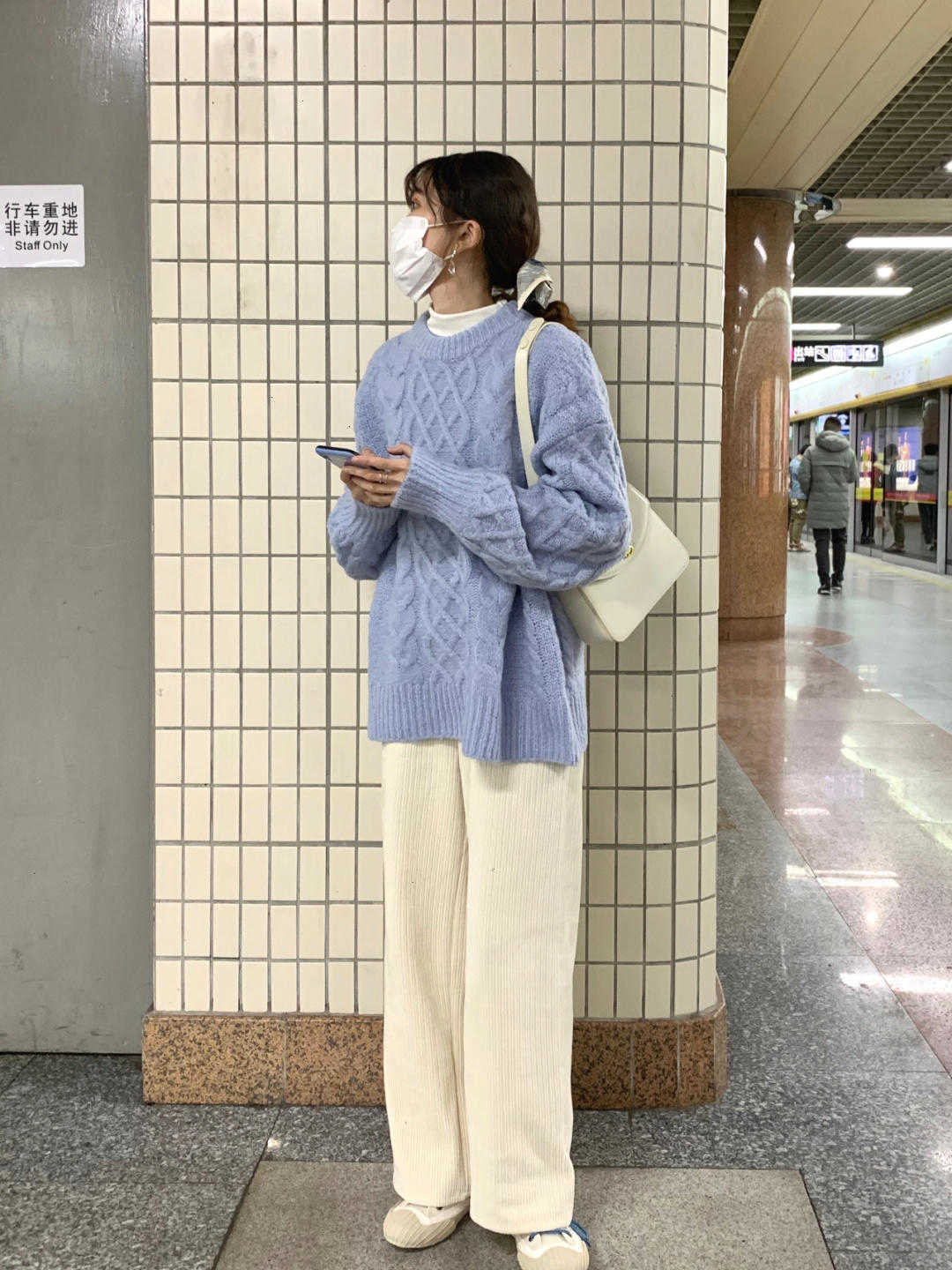 天蓝色 冬天室内穿搭千万别错过“蓝毛衣+白裤”,上身又美又仙,贼好看